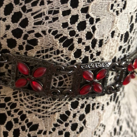 Choker necklace red floral detail - Picture 3 of 6